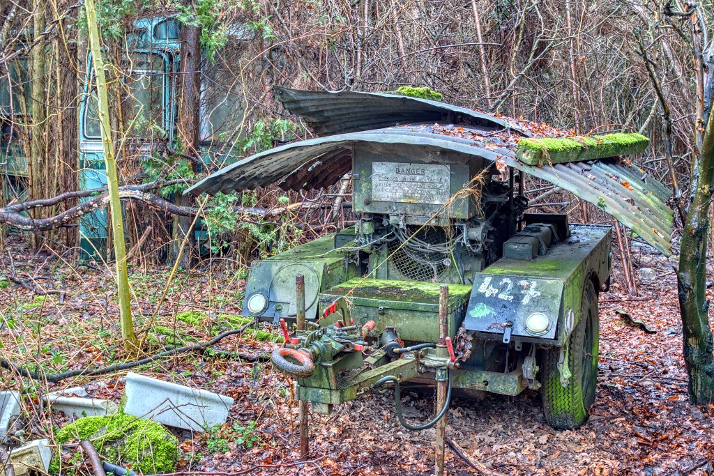 HDR urbex Lost in the Woods lada 1300 opel kadett trash fitou oldtimer youngtimer bus morgon tractor olielamp vuldop Airco generator belgie